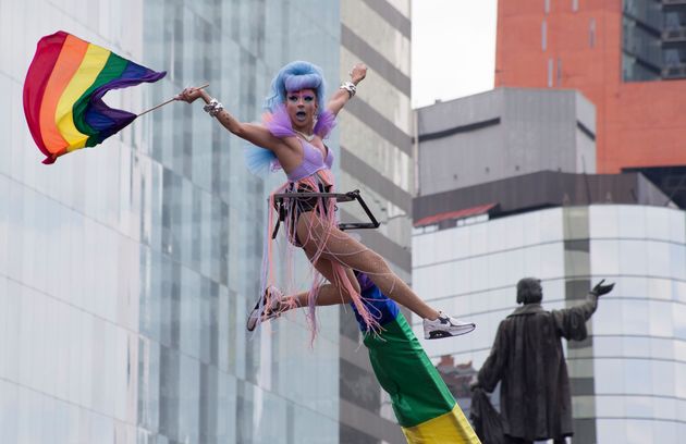 지난 6월 29일(현지시간) 멕시코 시티에서 열린 게이 프라이드 퍼레이드에서 참가자가 무지개 깃발을 흔들고 있다. 