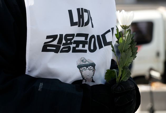 9일 오후 서울 광화문광장에서 열린 '청년 노동자 고 김용균 민주사회장 영결식'에서 참석자들이 헌화를 하고 있다.