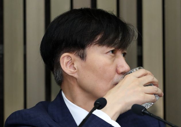 조국 법무부 장관 후보자가 2일 오후 서울 여의도 국회에서 기자간담회중 물을 마시고 있다.