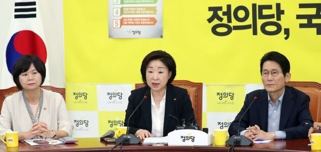 “의혹 해소↔감성팔이 반복 조국 기자간담회에 여야가 엇갈린 반응을 보이고 있다