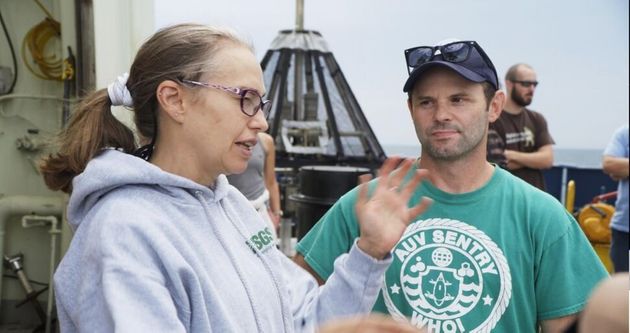 해양학자 사만다 조이와 심해 생태학자 에릭 코데스가 아틀란티스호에서 대화를 나누고 있다. 2018년 8월