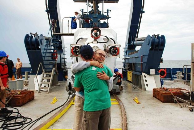 사만다 조이와 에릭 코데스가 피 아일랜드 잠수 후 포옹하고 있다