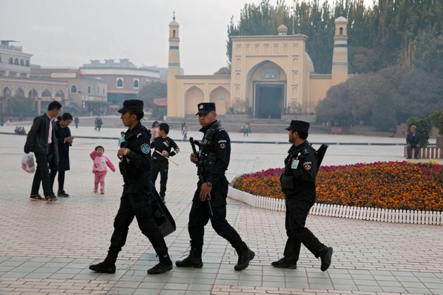 En esta imagen de archivo, tomada el 4 de noviembre de 2017, agentes de seguridad uigures patrullan por las inmediaciones de la mezquita Id Kah, en Kashgar, en la región de Xinjiang, en el oeste de China. (AP Foto/Ng Han Guan, archivo)
