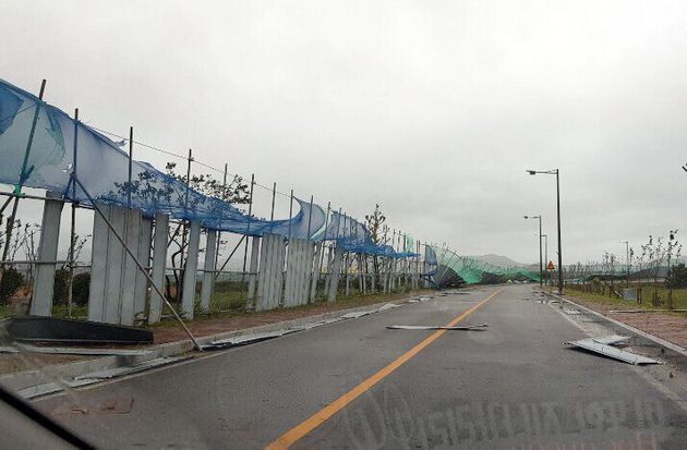 태풍 '링링'이 서해안으로 북상 중인 7일 오전 전남 목포시 달동 한 공사현장의 철제 안전펜스가 무너져 있다.