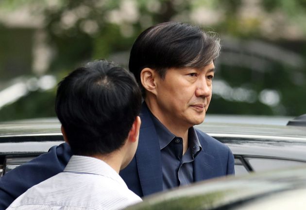 조국 법무부 장관 후보자가 8일 오후 서울 서초구 방배동 자택으로 향하고 있다. 