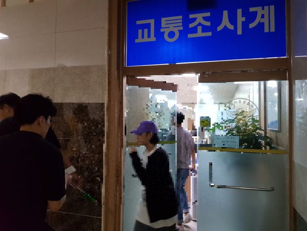 장용준씨 대신 운전을 했다고 주장한 20대 남성 A씨가 10일 오후 서울 마포경찰서에서 약 3시간 동안 조사를 받은 뒤 경찰서를 나서고 있다