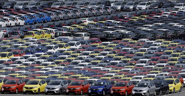 Newly manufactured cars of the automobile maker Honda await export at port in Yokohama, south of Tokyo June 23, 2015. Japanese manufacturing activity contracted slightly in June as new orders fell and output growth slowed in a sign the economy may have lost some momentum.    REUTERS/Toru Hanai