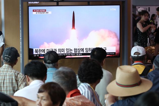 지난 8월 2일 서울역에서 시민들이 북한의 단거리 발사체 발사 관련 뉴스를 지켜보고 있다.
