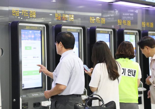 11일 오전 광주 서구 광주종합버스터미널에서 귀성객들이 버스표를 발권하고 있다.