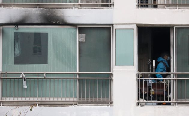 경찰과학수사대, 한국가스안전공사 등 관계자들이 화재가 발생한 충남 천안 한 아파트의 현장감식을 하고 있다.