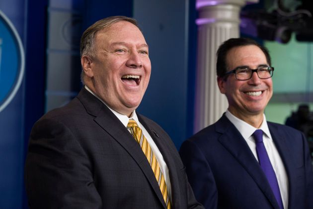 El secretario de Estado Mike Pompeo y el secretario del Tesoro Steve Mnuchin ríen durante una conferencia de prensa en la Casa Blanca, Washington, el martes 10 de septiembre de 2019. (AP Foto/Alex Brandon)