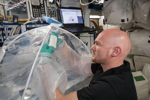 유럽우주국(ESA) 소속 우주비행사 알렉산더 거스트가 우주정거장에서 시멘트혼합 실험을 하고 있다.