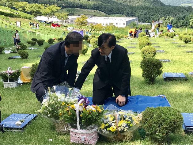 14일 조국 법무부장관이 부산추모공원에 안치된 故 김홍영 전 검사 묘소를 찾아 김 전 검사의 아버님과 함께 이야기를 나누고 있다.