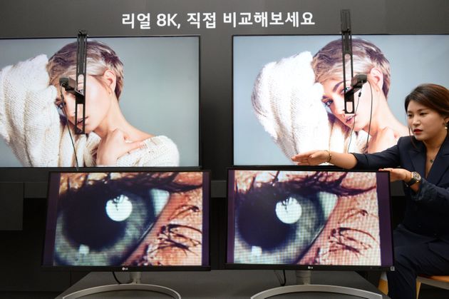17일 서울 여의도 LG트윈타워에서 열린 LG전자 디스플레이 기술설명회에서 LG전자 직원이 8K TV 제품들의 해상도 차이를 설명하고 있다.
