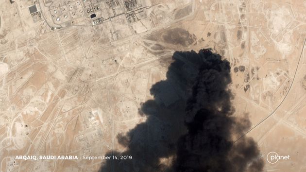 사우디아라비아 아브카이크에 위치한 사우디 국영 석유기업 아람코의 석유 처리 시설에 가해진 드론·미사일 공격으로 화재가 발생한 모습. 2019년 9월14일.