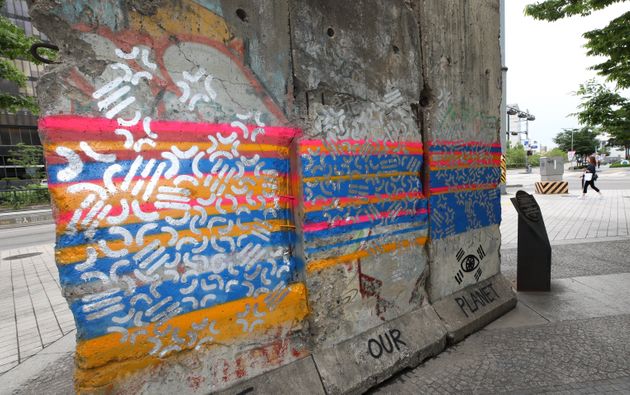 서울 청계천 베를린광장에 설치된 베를린장벽이 그래피티 작가 정태용씨의 낙서로 훼손돼있는 모습