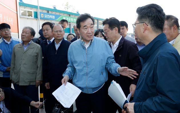 18일 오전 경기 포천시 거점세척 소독시설을 방문한 이낙연 국무총리와 김현수 농림축산식품부 장관이 대화를 나누고 있다.