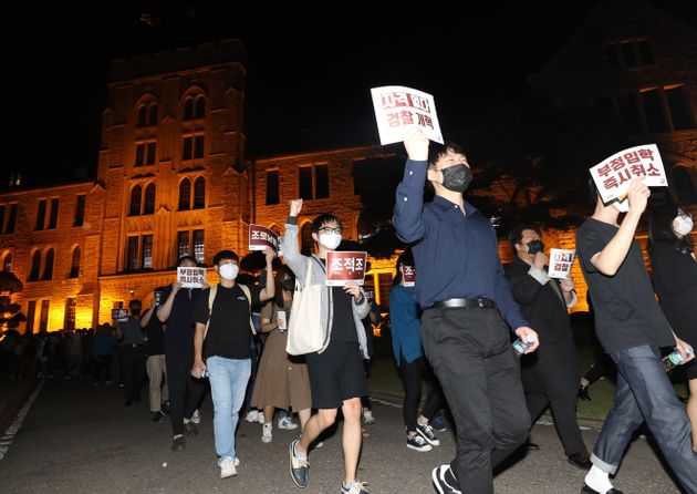 19일 조국 장관 사퇴 촉구하며 행진하는 고대생들