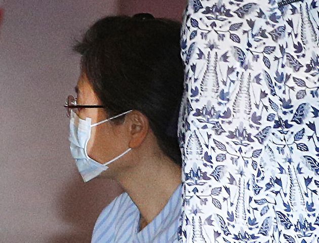 수감 중인 박근혜 전 대통령이 16일 오전 어깨 수술을 받기 위해 서울 서초구 서울성모병원으로 이송되고 있다