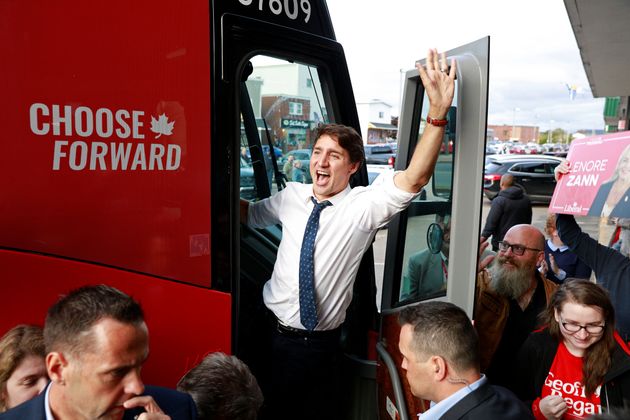 Canada's Prime Minister Justin Trudeau waves goodbye after completing his Atlantic Canada tour in in Truro, Nova Scotia, September 18, 2019.  REUTERS/John Morris