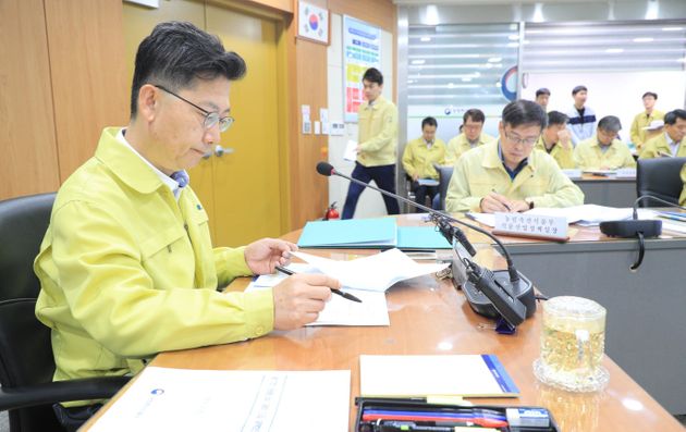 김현수 농림축산식품부 장관이 22일 태풍 '타파' 관련 아프리카돼지열병(ASF) 대응상황 점검회의를 열고 있다.