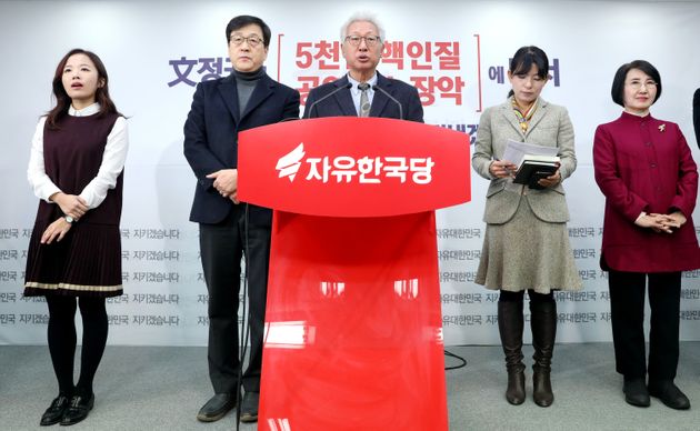 류석춘 자유한국당 혁신위원장이 2017년 12월 20일 오전 서울 여의도 당사에서 제8차 혁신안을 발표하고 있다.