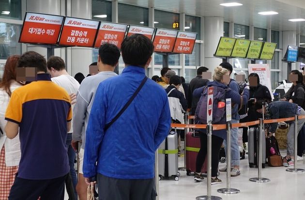 제주국제공항에는 22일 오전 태풍의 영향으로 항공편이 결항된 가운데 관광객과 도민들이 대기표를 받기 위해 기다리고 있다.