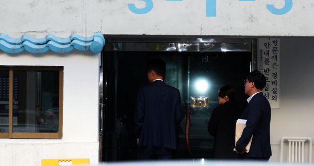 23일 오전 검찰 관계자들이 압수수색을 위해 서울 서초구 방배동 조국 법무부 자택으로 들어서고 있다