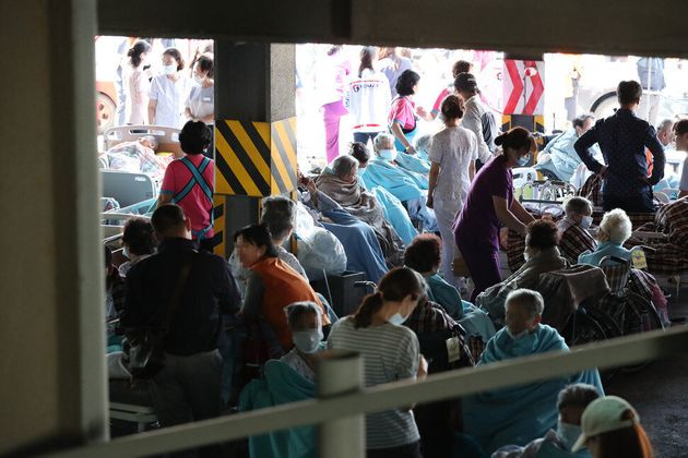 화재가 발생한 경기 김포 풍무동의 한 요양병원에 입원 중이던 환자들이 24일 오전 주차장에 대피해 있다