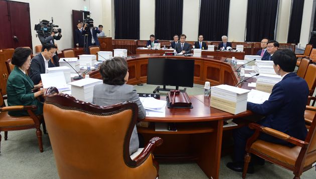 24일 서울 여의도 국회에서 서훈 국가정보원장이 참석한 가운데 정보위원회 전체회의가 진행되고 있다.