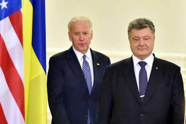 2015년, 당시 조 바이든 미국 부통령이 페트로 포로셴코 우크라이나 대통령과 회담 뒤 공동 기자회견을 위해 입장하고 있다. 키예프, 우크라이나. 2015년 12월7일.