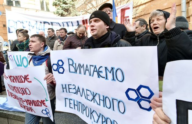 '독립검찰을 요구한다'는 문구가 적힌 플래카드를 든 시위대가 당시 빅토르 쇼킨 검찰총장의 즉각적인 사임을 촉구하며 시위를 벌이는 모습. 이 다음날, 우크라이나 의회는 쇼킨에 대한 탄핵안을 통과시켰다. 키예프, 우크라이나. 2016년 3월28일.