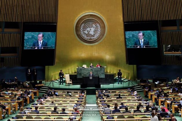 문재인 대통령이 24일 오후(현지시간) 뉴욕 유엔(UN) 총회 본회의장에서 한반도 평화정착 등을 주제로 기조연설을 하고 있다.