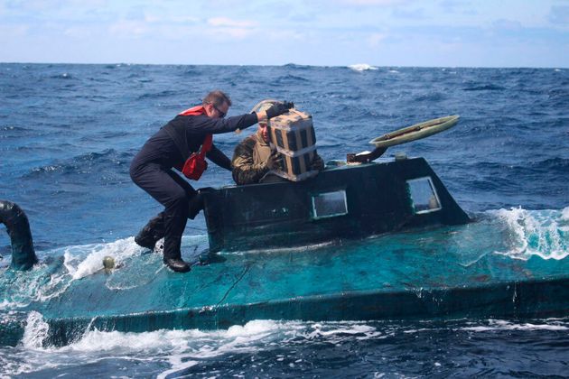 지난 9월 미국 해안경비대가 시장 거래 가격 1억6500만 달러어치의 코카인을 실은 잠수함을 나포하는 장면. (U.S. Coast Guard via AP)