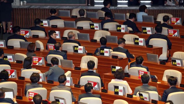 자유한국당 의원들이 26일 서울 여의도 국회 본청에서 열린 제371회 정기회 제2차본회의에서 조국 법무부 장관의 인사에 등을 돌리고 있다