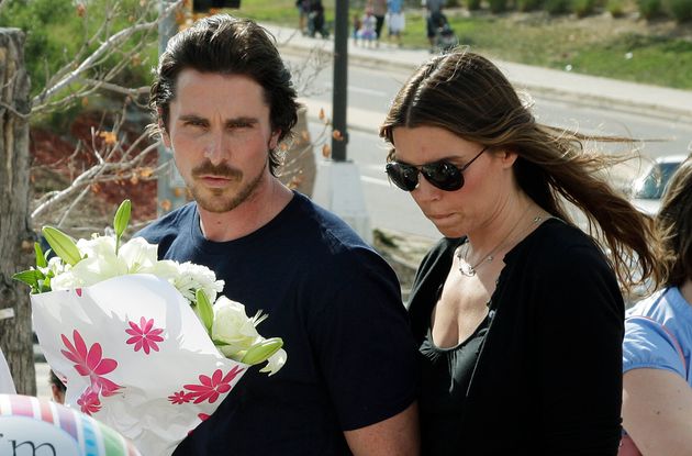 '배트맨' 시리즈에서 배트맨 역을 맡았던 배우 크리스찬 베일과 그의 아내 시비 블라직이  2012년 벌어진 오로라 총격사건 피해자들을 추모하고 있다.