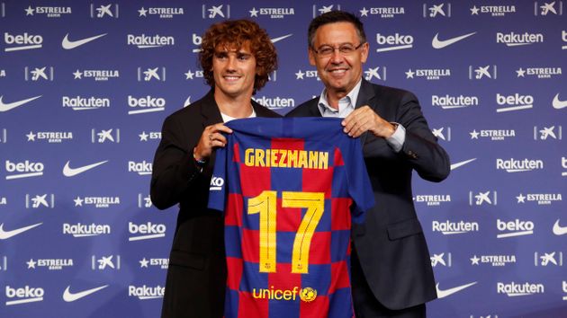 BARCELONA, SPAIN - JULY 14: President Josep Maria Bartomeu of FC Barcelona and Antoine Griezmann of FC Barcelona present Griezmann's jersey during the press conference of FC Barcelona at Camp Nou on July 14, 2019 in Barcelona, Spain. (Photo by TF-Images/TF-Images via Getty Images)