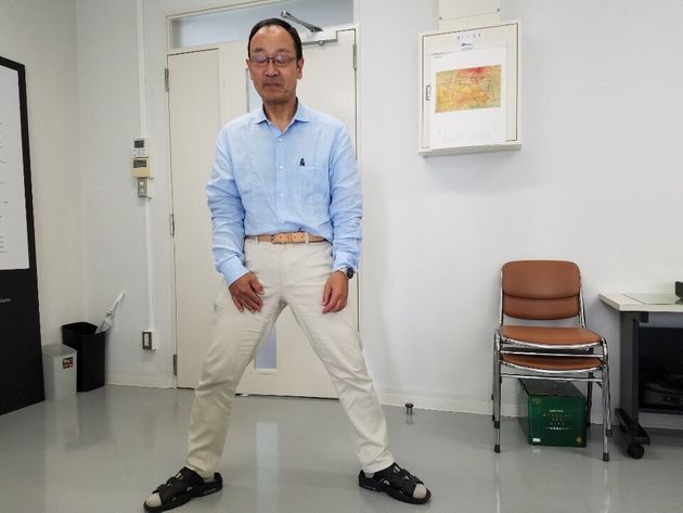 19일 도쿄 메구로구 도쿄대 연구실에서 이시이 나오카타 교수가 체력이 약한 중장년이 할 만한 대표적인 근력 운동인 스 시범을 보이고 있다. 우선 통상적인 스과 달리 발을 어깨너비 이상으로 넓게 벌린다.