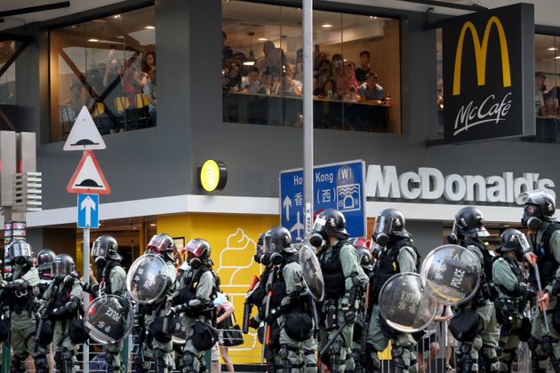 1일 삼수이포 지역 맥도날드 매장에서 시민들이 진압 경찰들을 보고 있다.
