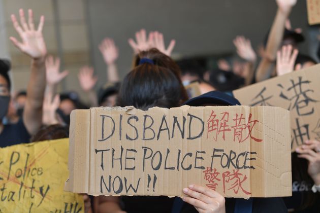 9월29일 경찰과의 충돌 과정에서 폭동 혐의로 체포, 기소된 홍콩 시위 참가자 96명에 대한 재판이 열린 2일, 법정 바깥에서 이들을 지지하는 시위가 열리고 있다. 2019년 10월2일.