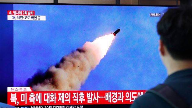 (자료사진) 서울역에서 북한 발사체 발사 관련 뉴스를 시청하는 시민들의 모습. 2019년 9월10일. 