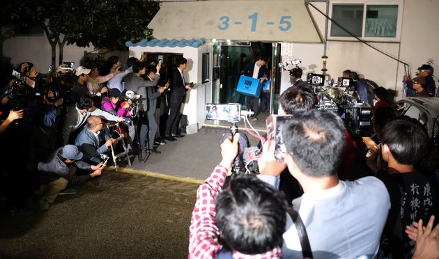 9월 23일, 검찰이 조국 장관 자택을 압수수색한 후 나오고 있다. 
