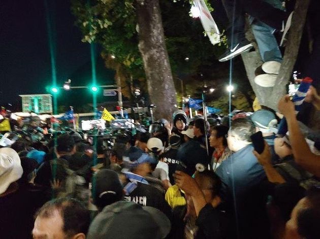 지난 3일 조국 법무부장관 사퇴를 주장하는 집회 참가자들이 청와대 사랑채 인근에서 경찰과 충돌을 빚고 있다