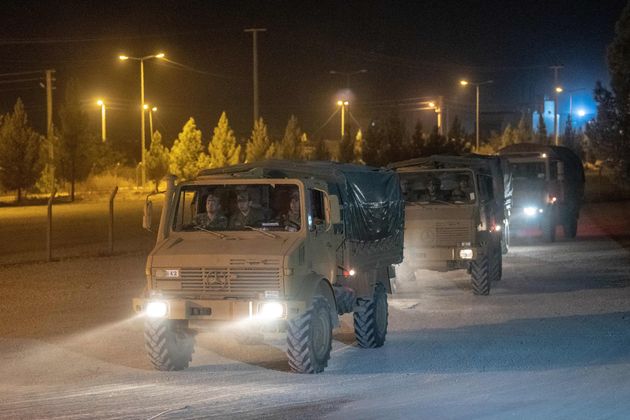 터키 군인들이 시리안 인근 아카칼레 시 지역 국경을 향해 군용 차를 몰고 있다. 2019년 10월 8일.