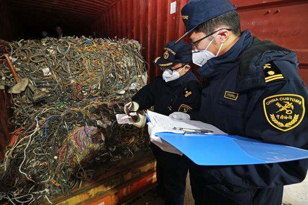 수입된 쓰레기 36톤을 검사하고 있는 중국 세관