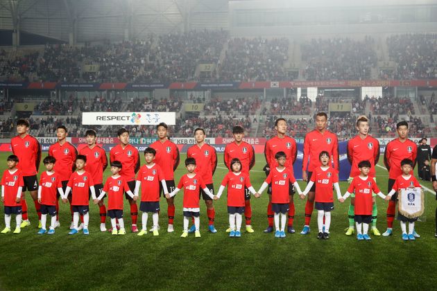 South Korea Players stand pose during an FIFA WORLD CUP QATAR 2022 AFC ASIAN CUP 2023 Preliminary Joint Qualification Round 2 at Hwasung Sports Complex in South Korea. Match Wins South Korea. Score by 8-0. (Photo by Seung-il Ryu/NurPhoto via Getty Images)