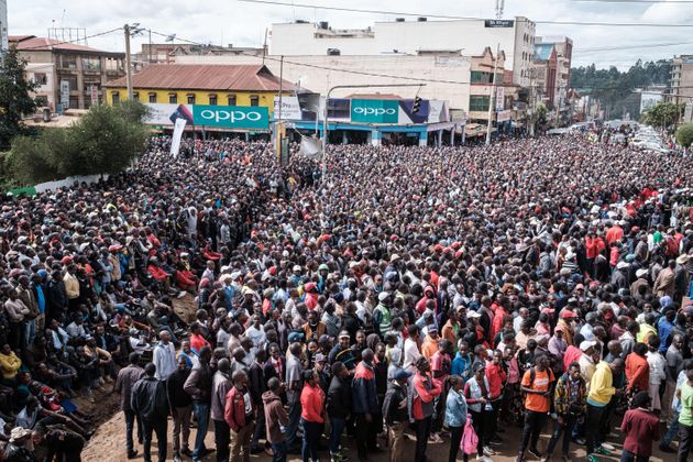 케냐 출신 킵초게의 도전을 보기 위해 나이로비의 시내 광장에 모인 시민들