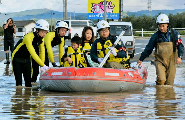 13일 후쿠시마현 이와키에서 주민들이 대피하는 모습