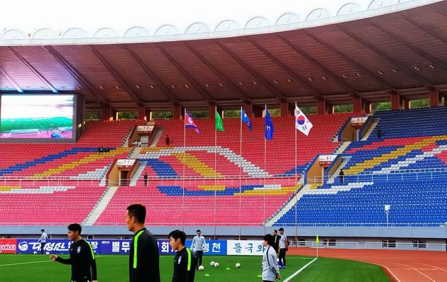 15일 남북한 축구대표팀의 경기가 열리는 김일성 경기장의 관중석이 텅 비어있다.