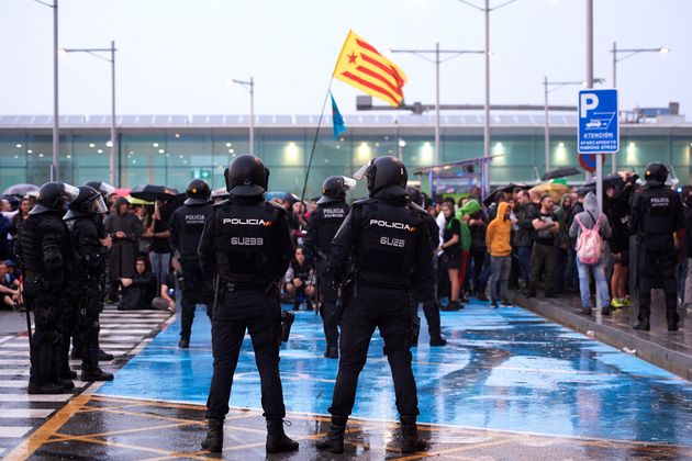 BARCELONA, SPAIN - OCTOBER 14: Police watch as protestors block the Barcelona Airport access in a protest following the sentencing of nine Catalan separatist leaders on October 14, 2019 in Barcelona, Spain. Spain's Supreme Court has sentenced nine Catalan separatist leaders to between nine and 13 years in prison over their role in the 2017 Catalan independence referendum. (Photo by Alex Caparros/Getty Images)